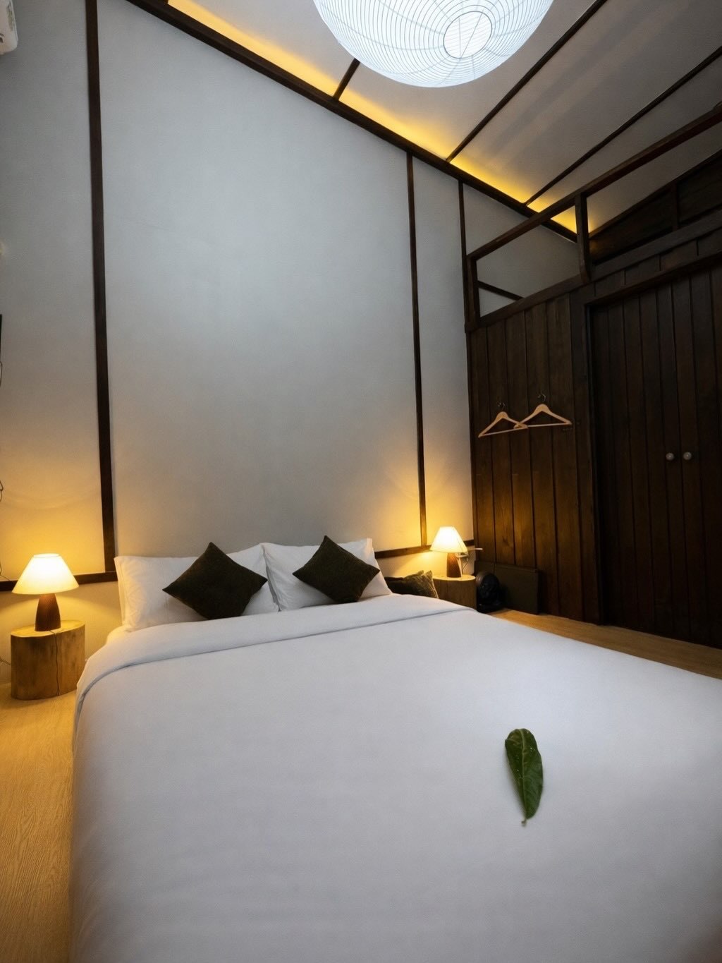 Kalm Cabin bedroom with warm lighting